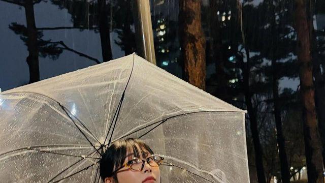 문별, 비 맞은 밤의 낮은 속삭임