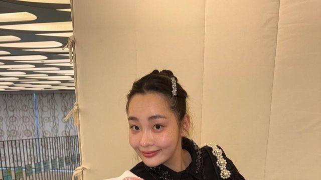 김민하, 사랑스러운 블랙돌로 변신…화이트 스타킹으로 완성한 '쿠키걸'