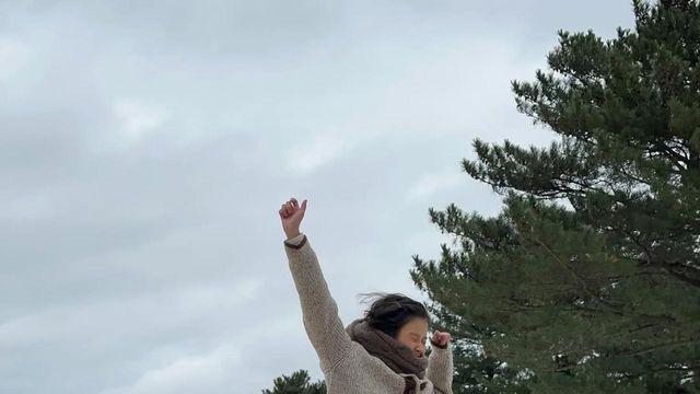 아이유, 귤보다 달콤한 핑크빛 소녀 룩…박보검과 완성한 복고 로맨스