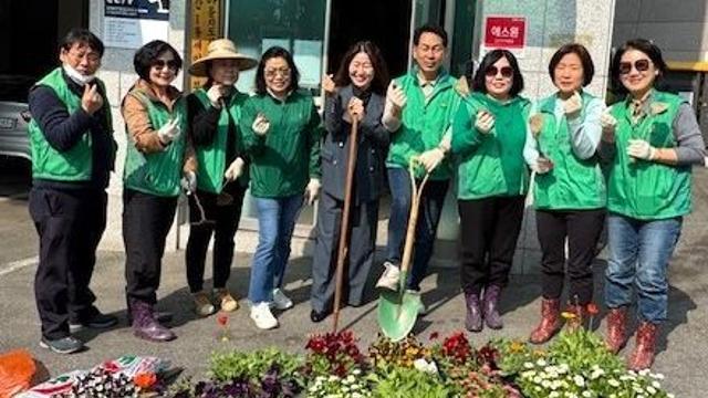 경기도 광명시 철산1동 새마을지도자협의회·부녀회, ‘2025년 시민참여 꽃 심기 운동’진행