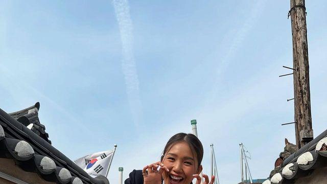 미미, 봄 하늘 아래 블랙 자켓과 데님으로 완성한 미니멀한 간절기룩