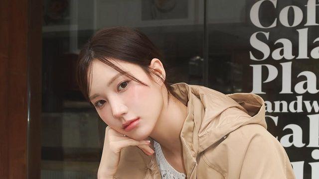 남희라, 베이지와 화이트의 조화로 완성한 봄날의 무드