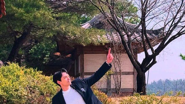 다니엘 린더만, 전통의 마당에서 춤추듯 포즈…봄보다 산뜻한 재킷룩