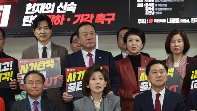 [이슈] 친윤계, 고정지지층 달아날까 尹과 선 긋기...국힘, 尹 출당 안 할 듯