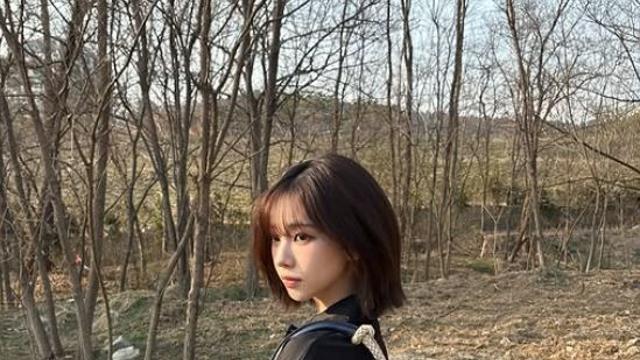 [스타의 패션] ‘단발 여신’ 카리나, 블랙 원피스에 네이비백 완벽 조합