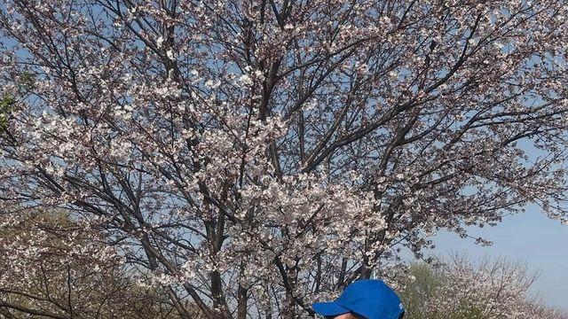 권은빈, 네이비 카디건과 블루 캡 그리고 서울의 봄