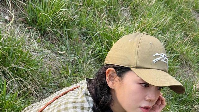 김세정, 체크 원피스에 모자 하나로 완성한 청순시크룩