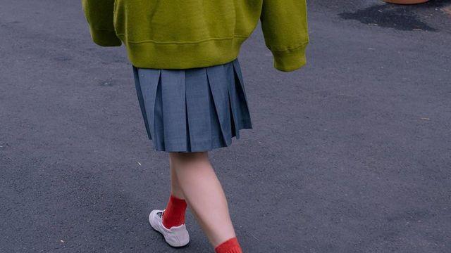 윤승아, 무채색 교복룩에 양말로 포인트…시선 머무는 각도의 미학