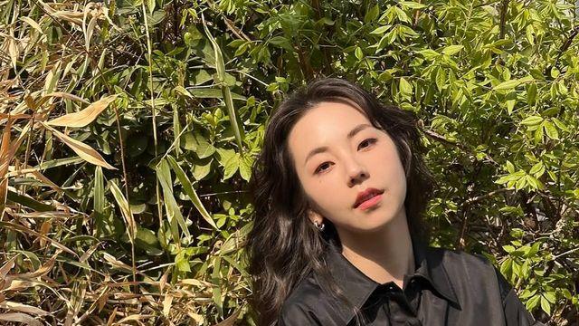 안소희, 검정 셔츠 원피스 사이로 스며든 봄날의 백치미