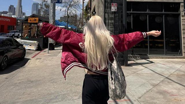 다영, 빛나는 머릿결과 버건디 재킷