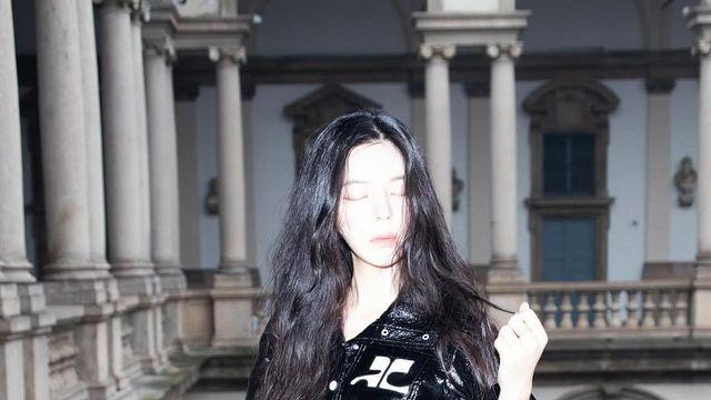 절제된 관능미, 장재인의 블랙 시크 스타일