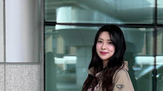 이유빈 아나운서, 공항에서 반한 트렌치룩…핑크 캐리어로 완성한 ‘여행 여신’