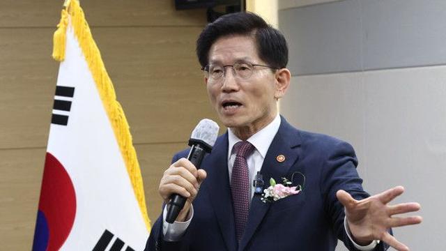 김문수, 고용부 장관직 사퇴···“조기 대선 출마할 것”