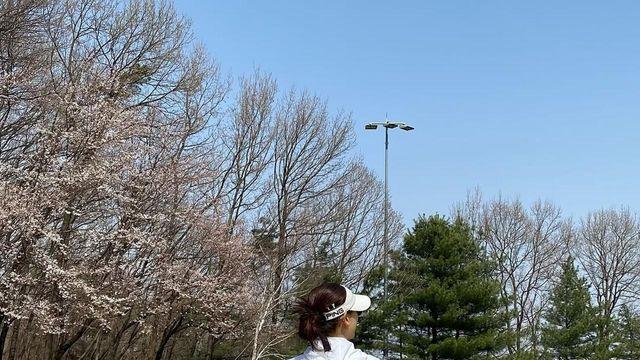 문정현, 봄날의 골프장 위에 피어난 하얀 소녀