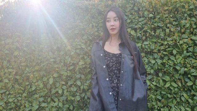 정유미, 가죽 셔츠 아래 피어난 블랙 플라워 드레스