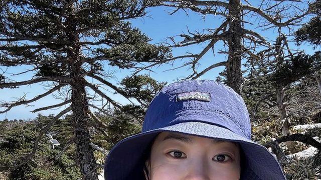 옥자연, 한라산에서 보여준 핑크 넥워머와 퍼플 버킷햇의 감각적인 조합