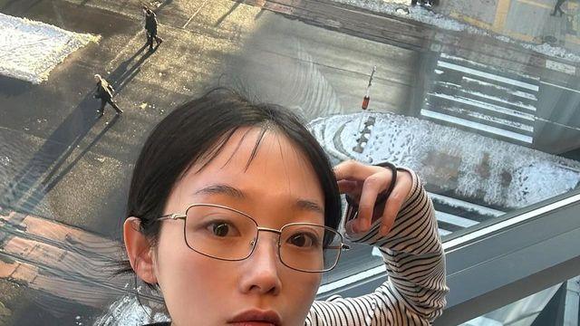 이유미, 스트라이프와 데님의 조화로 완성한 도시적 무드