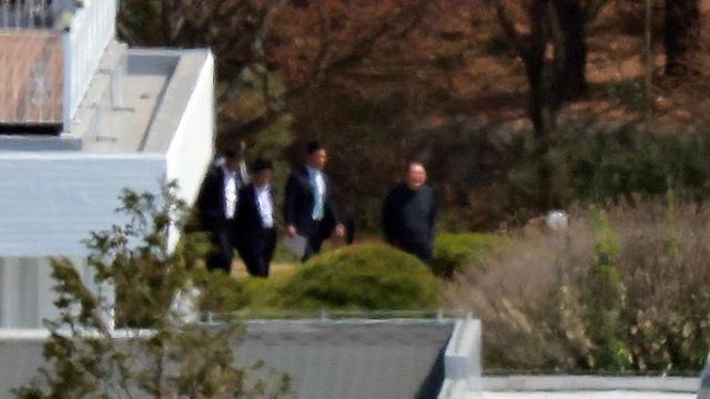 윤석열 전 대통령 관저서 포착… 사진 4장