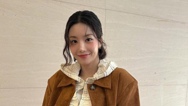 권은비, 하얀 셔링 디테일과 미니스커트… 봄을 부르는 소녀