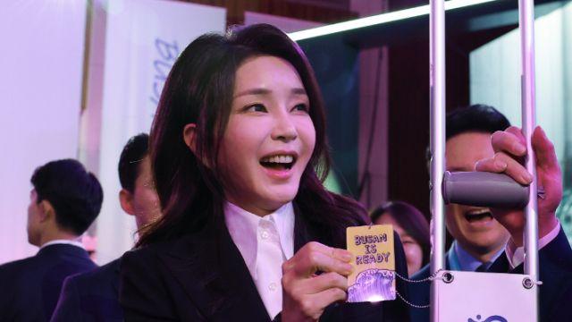 '영부인 방패' 사라진 김건희, '명태균 게이트' 검찰 소환 임박?