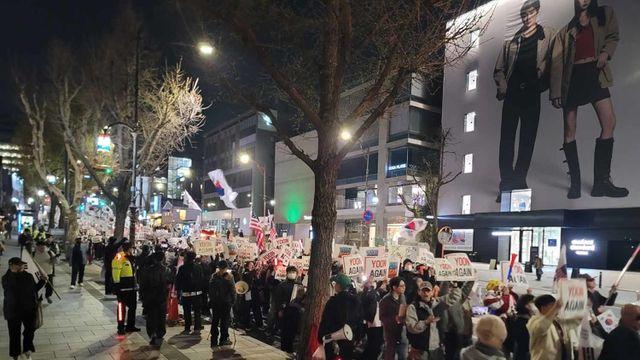 윤 전 대통령 지지자들, 관저 앞에 모여 