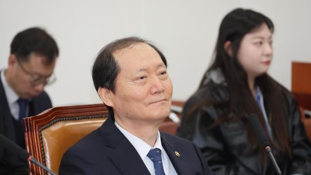 국회 법사위, '헌법재판관 임기 연장법' 야당 주도 통과
