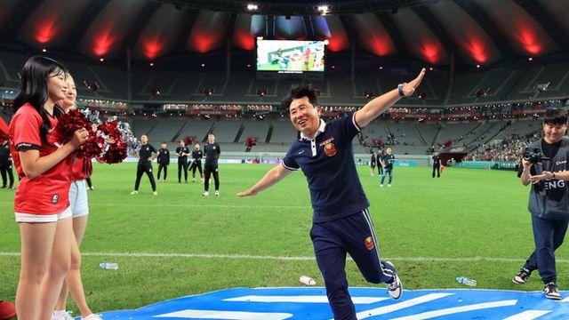 “수호신 사랑합니다!” FC서울 김기동 감독의 각별한 팬 사랑! 직관 이벤트 '아빠가 쏜다'