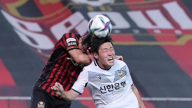 프로 생활 15년 만에… 전격 은퇴 발표한 베테랑 '축구 선수'