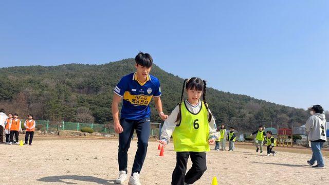 충남아산FC, 충남 예산군 ‘시량초’ 찾아 전교생 46명과 함께 비타민스쿨 진행!