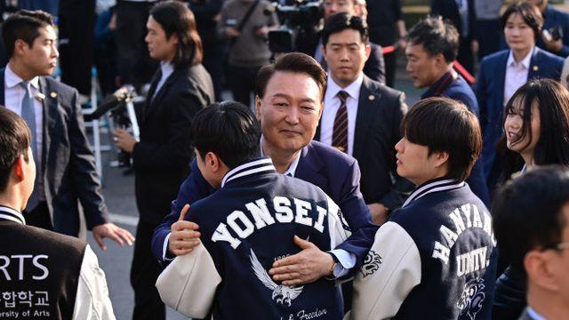 관저 떠나며 청년들 만난 尹…파면에도 집회는 ‘계속’[사사건건]