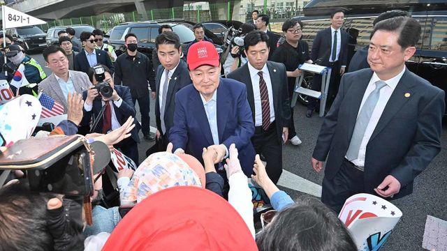 윤 전 대통령이 쓴 빨간 모자... 무슨 글자 적혀 있는지 봤더니
