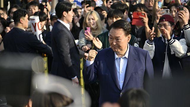 '파면 퇴거' 尹, 빨간 모자에 또 주먹 불끈…민주 