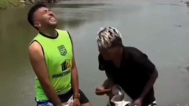 힘 없는 아들을 도와주는 착한 아빠.mp4