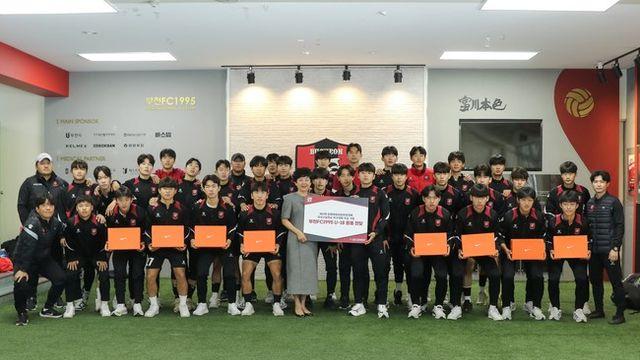 부천FC 사회적협동조합, U-18 선수단 대회 우승 축하 용품 전달식 진행