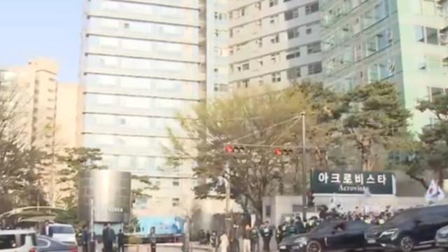 윤석열 전 대통령, 서초동 아크로비스타 평수 복귀 현재 상황 논란 충격 주민 불만 고조…지지자는 울다 실신 + 내부 사진