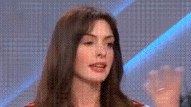 앤 해서웨이가 컵 케이크를 먹는 방법