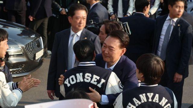 윤석열, 관저 떠나며 '과잠' 입은 청년들과 포옹... 대통령실 요청 받은 대학생들
