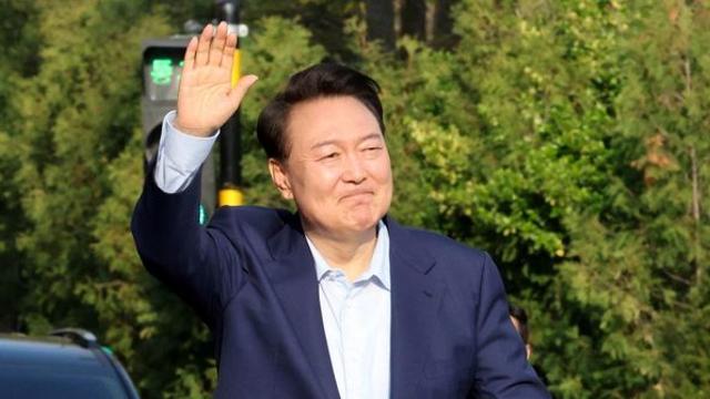 “이 나라가 평정될 때까지”… 윤 전 대통령 사저 앞, 지지자들로 북적