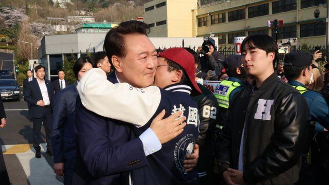 서초동 복귀한 윤석열… 지지층 결집 속 정치적 존재감 과시
