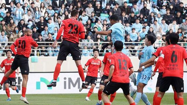 “상호 합의하에 사퇴...” 한국 축구계 안타까운 '결별' 소식 전해졌다
