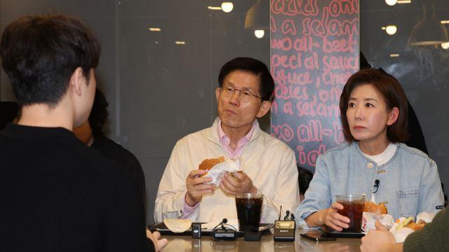김문수·나경원, 햄버거집서 점심 회동… 단일화 묻자 '연대' 강조