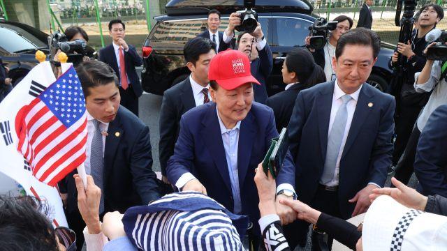 '한국을 다시 위대하게' 모자 쓴 윤석열 