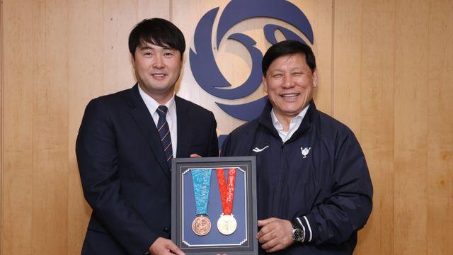 '베이징 올림픽 주역' 정대현, 금메달 기증… 시드니 동메달도 전달