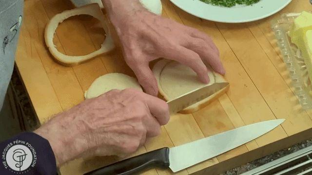 프랑스 요리사 할아버지가 알려주는 양파 샌드위치 만들기.gif
