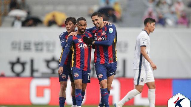 7전8기 끝에 시즌 첫 승 신고한 수원FC…사령탑은 外人들을 믿는다!