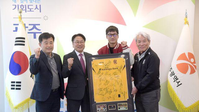 광주FC, 자긍심 걸고 ACLE 8강 선전 다짐..강기정 광주시장, 2002 월드컵 4강 신화 기념구 전달