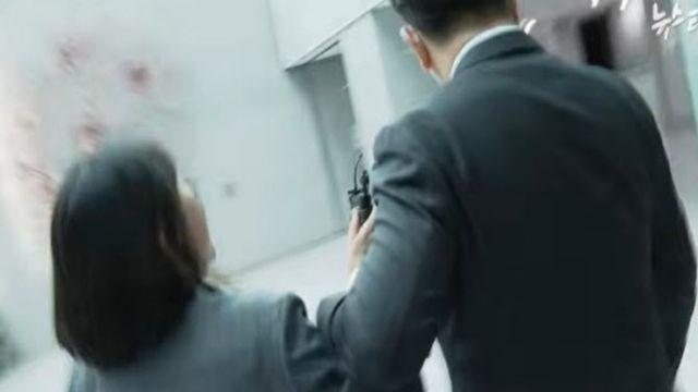 권성동, 기자 따라붙자 손목 잡아채 끌고가…“도망 못가게 잡아!”