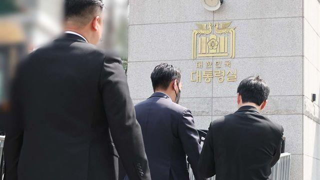 경찰, 대통령실 압수수색 저지하는 경호처와 여섯 시간 넘게 대치 중