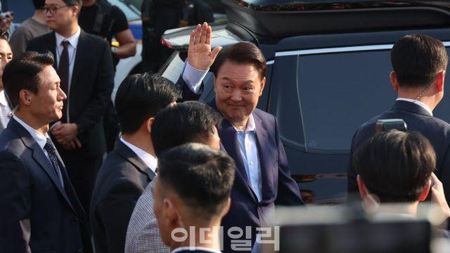 법원, 내란 재판 피고인 尹 모습 공개한다…
