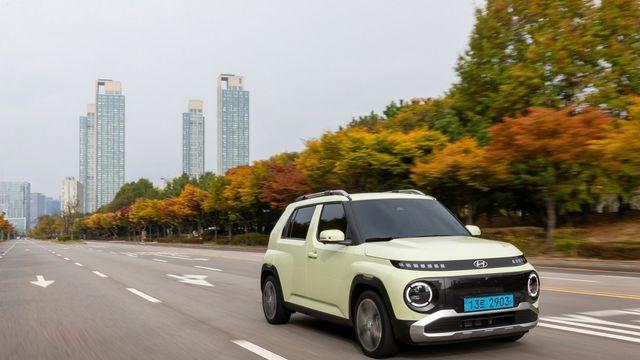 현대차, 전기 SUV ‘인스터’ 공개… “합리적 가격+370㎞ 주행”
